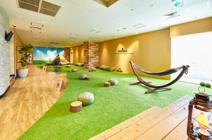 Serene lounge room at KIX Airport Cafe Lounge NODOKA, Osaka, showcasing a wooden floor and a comfortable hammock